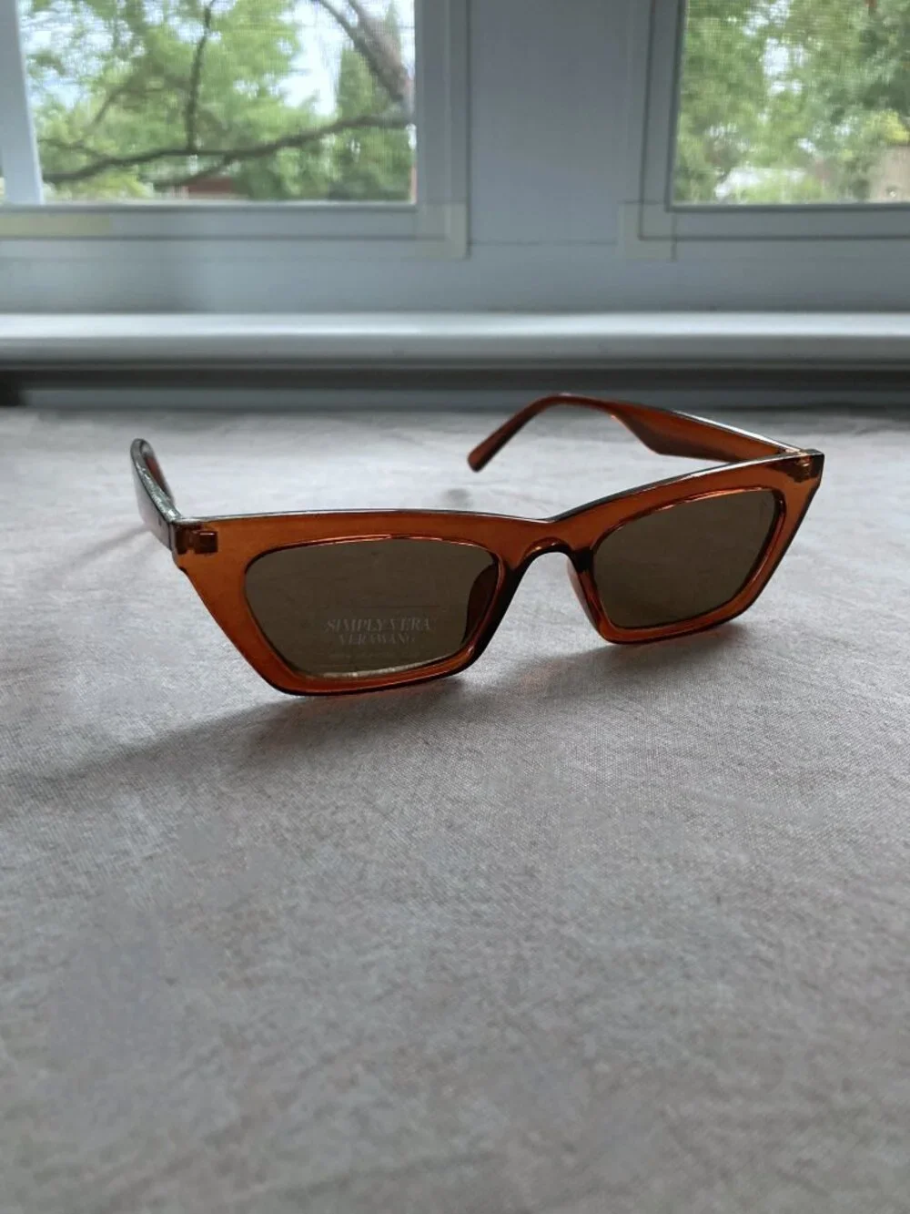Simply Vera, Vera Wang, FATIMA amber Sunglasses, Weekender Travel Shades, NWOT